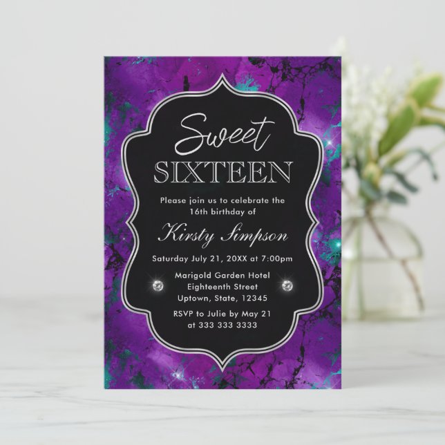 Invitation Elégant Sweet sixteen en marbre violet et bleu Gal (Debout devant)