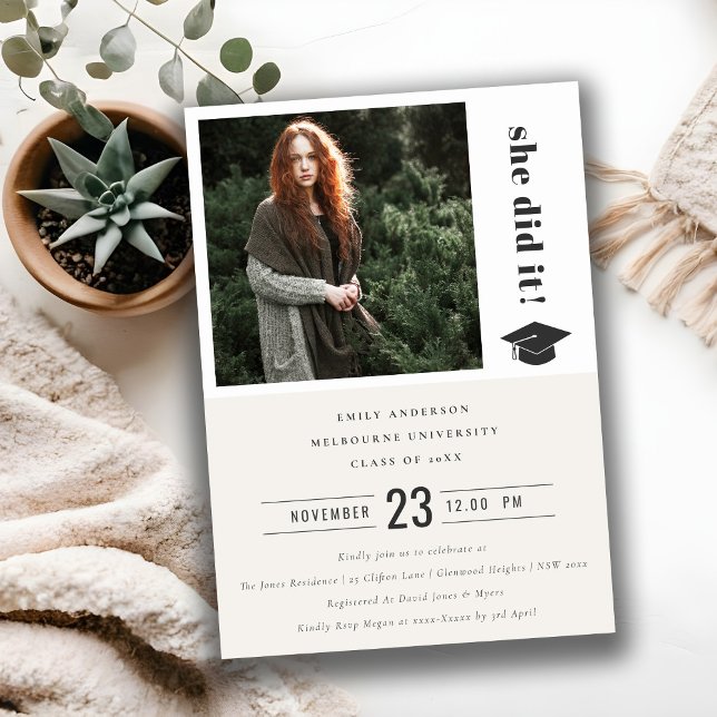 Invitation Élégant Téméraire Typographie Graduation Cap Photo (Créateur téléchargé)