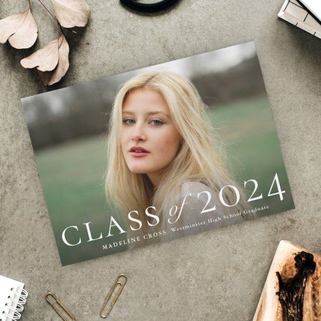Invitation Élégante classe de diplômés de la photo Graduation (Elegant Typography Class of 2024 Photo Graduation Announcement Invitation.)