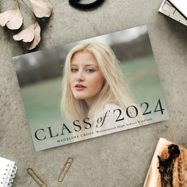 Invitation Élégante classe de diplômés de la photo Graduation (Elegant Typography Class of 2024 Photo Graduation Announcement.)