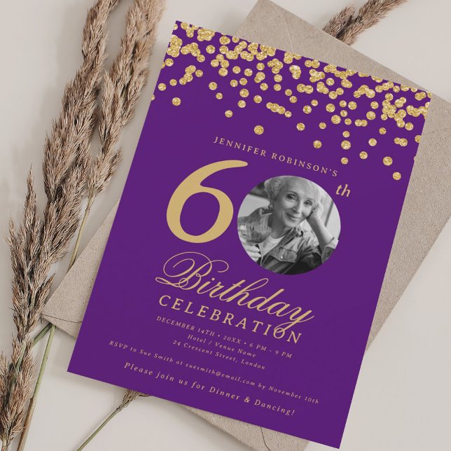 Invitation Elégante photo 60e anniversaire Gold Confetti viol (Elegant Photo 60th Birthday Gold Confetti Purple Invitation)
