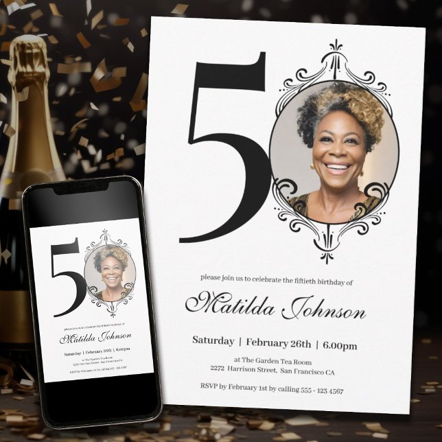 Invitation Elégante photo personnalisée Noir Blanc 50e annive (50th Birthday Black White Simple Chic Custom Photo Invitation)