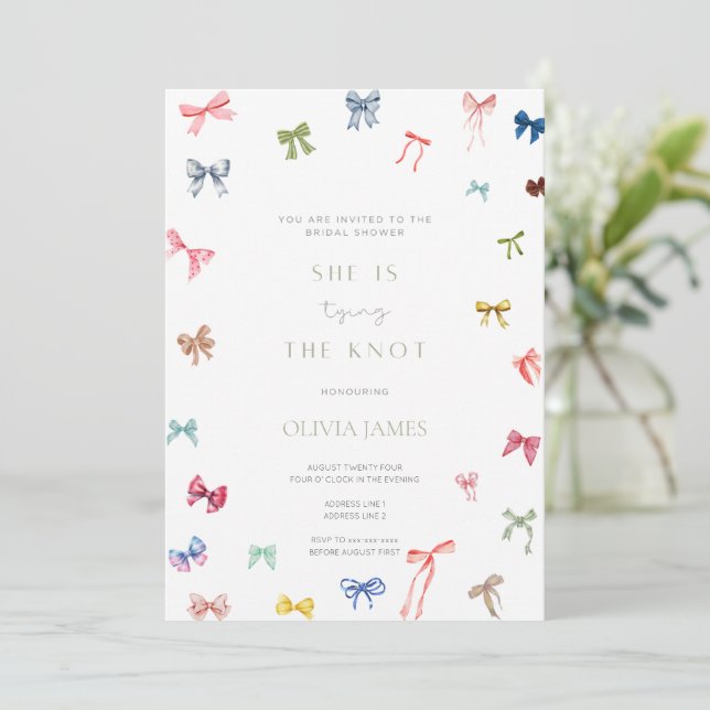 Invitation Elle attache la douche nuptiale du noeud (Debout devant)