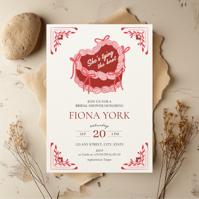 Invitation Elle attache la Fête des mariées rouge coeur rétro (She's tying the knot Retro Heart Shaped Cake Red Pink Bridal Shower Invitation Hand Drawn Aesthetic)