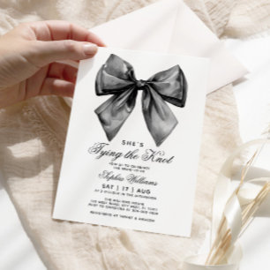 Invitation Elle est en train de nouer la Fête des mariées Bla
