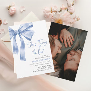 Invitation Elle est Tying the Knot bleu bow Fête des mariées
