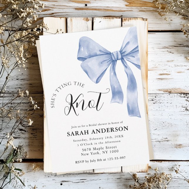 Invitation Elle est Tying the Knot bleu bow Fête des mariées (Créateur téléchargé)
