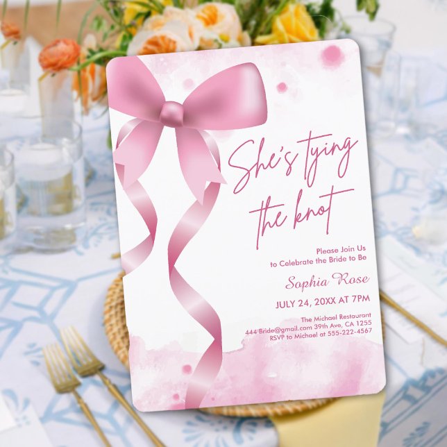 Invitation Elle noue la Fête des mariées de la patte rose dou (She's Tying the Knot Soft Pink Bow Bridal Shower Invitation)