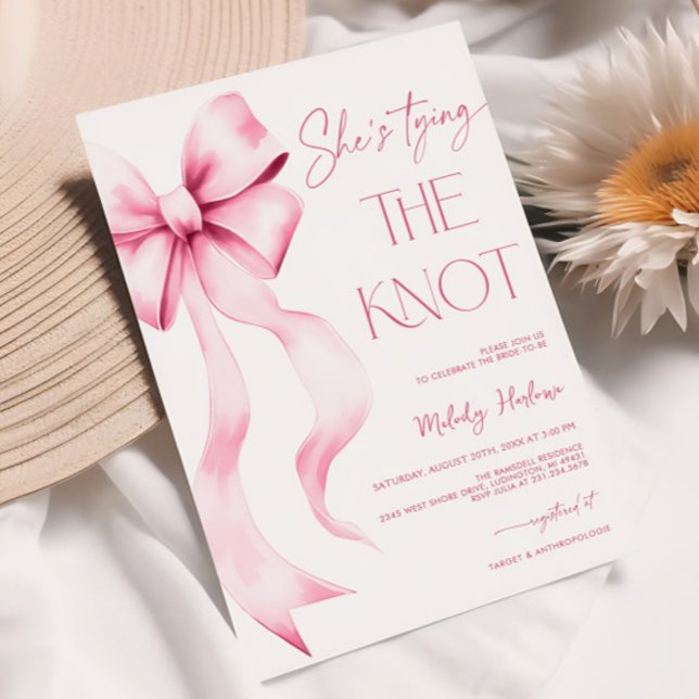 Invitation Elle noue la Fête des mariées de ruban rose (She's Tying the Knot Pink Ribbon Bridal Shower Invitation)
