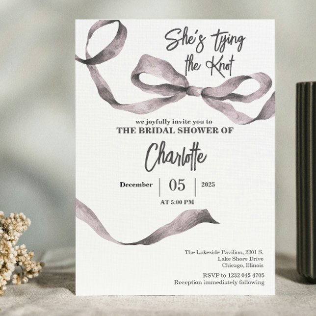 Invitation Elle noue le noeud Fête des mariées gris rose (She's Tying the Knot Bridal Shower)