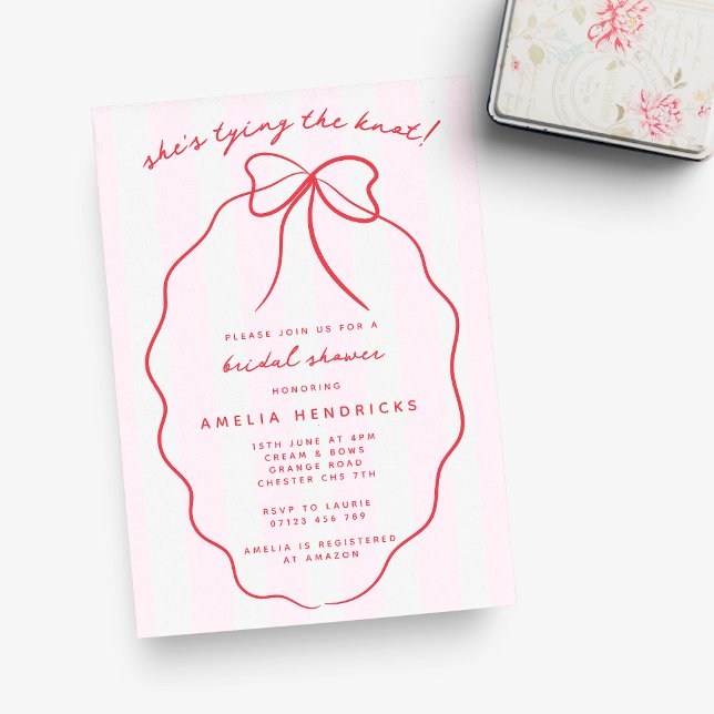 Invitation Elle noue le noeud Fête des mariées rouge et rose  (Créateur téléchargé)