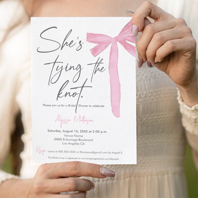 Invitation Elle noue le noeud Script Pink Bow Fête des mariée (She's tying the knot script bridal shower invitation template with pink bow.)