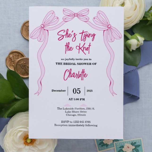Invitation Elle noue le noeud simple Fête des mariées de la m (she's tying the knot minimalist pink bow coquette bow bridal shower simple hand drawn)