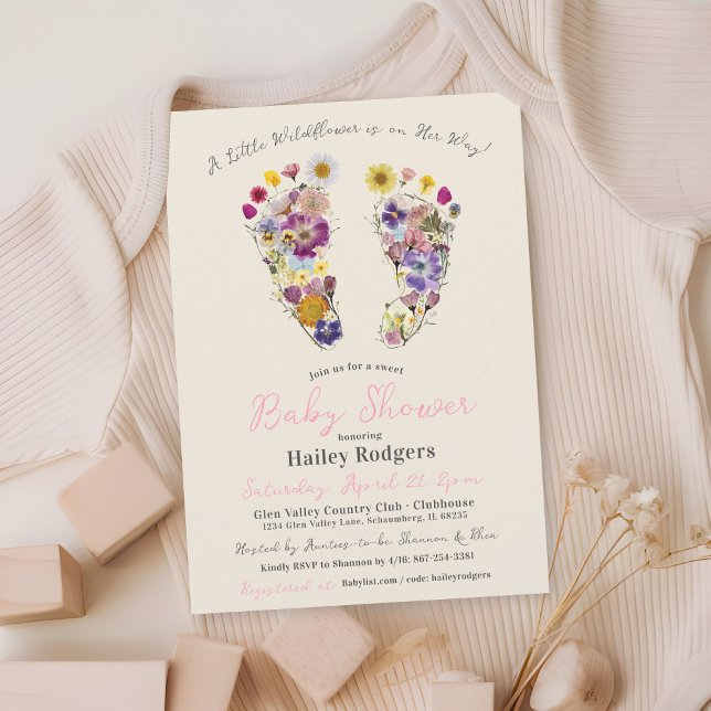 Invitation Empreintes fleurs sauvages Beige Baby Girl Douche (Little Wildflower Baby in Bloom beige pink gingham floral footprints baby girl shower invitation)