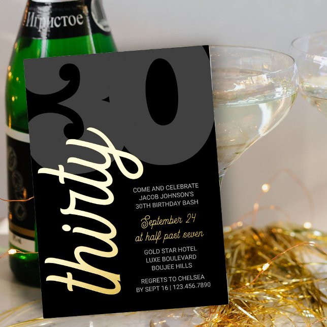 Invitation En Aluminium 30e anniversaire surdimensionné Trente Script Blac (30th Birthday Invitation in black and luxury gold foil with oversized thirty in classy script)