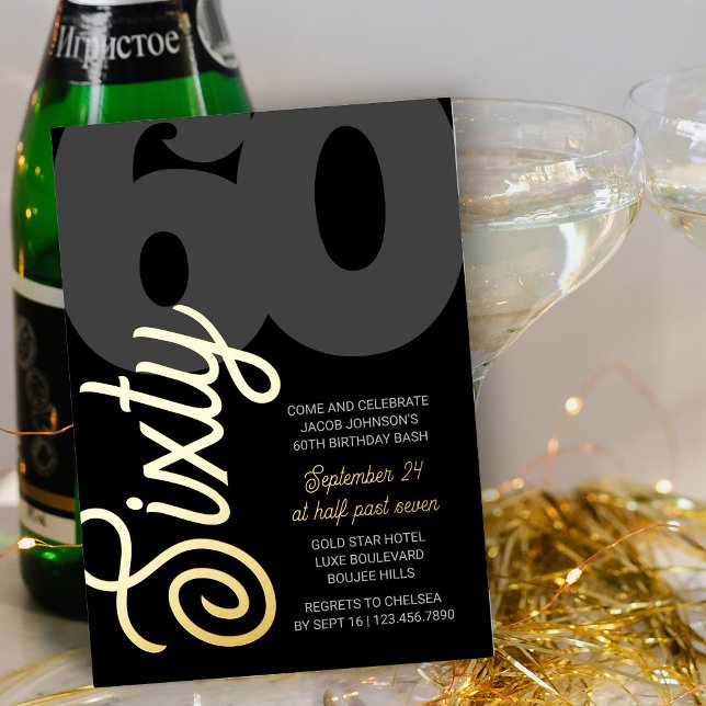 Invitation En Aluminium 60e anniversaire surdimensionné 60 Script Black Go (60th Birthday Invitation in black and luxury gold foil with oversized sixty in classy script)