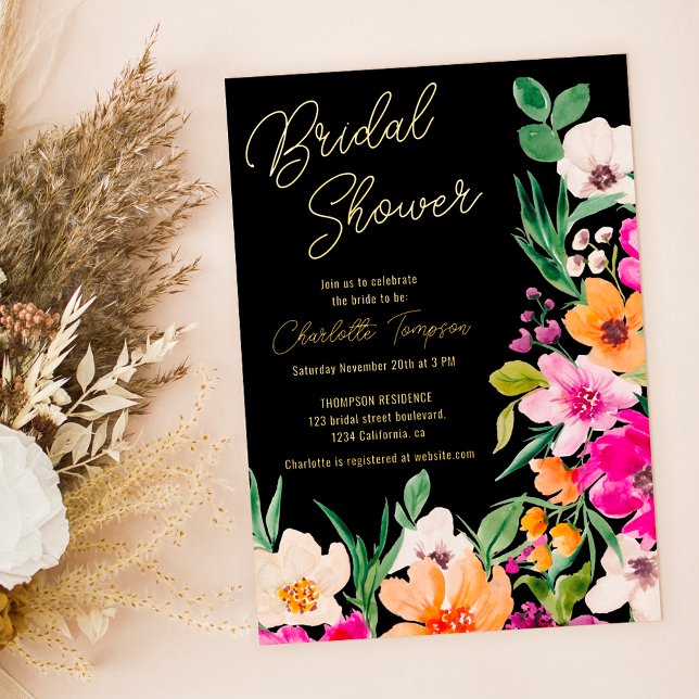 Invitation En Aluminium Bright bold fleurs sauvages script douche de marié (Bright bold wild flowers script bridal shower invitation on black real gold foil)