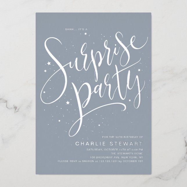 Invitation En Aluminium Dusty Blue Silver Script moderne Surprise Party (Recto)
