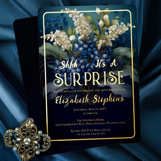 Invitation En Aluminium Elégant Baroque Bleu Floral Surprise 40e anniversa (Elegant Baroque Style Dark Moody Blue | White Floral "SURPRISE" 40th Birthday Party Gold Foil Invite)