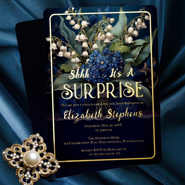 Invitation En Aluminium Elégant Baroque Bleu Floral Surprise 50e anniversa (Elegant Baroque Style Dark Moody Blue | White Floral "SURPRISE" 50th Birthday Party Gold Foil Invite)