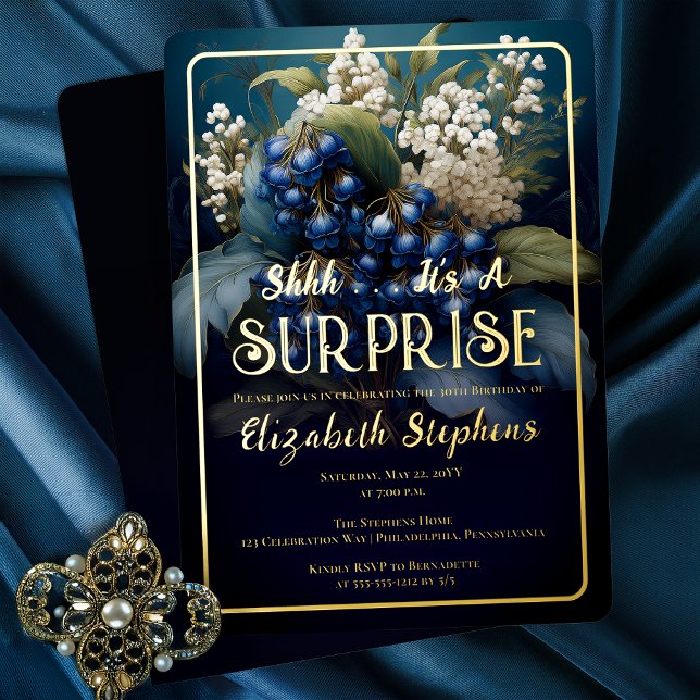 Invitation En Aluminium Elégant Bleu Baroque Floral Surprise 30e anniversa (Elegant Baroque Style Dark Moody Blue | White Floral "SURPRISE" 30th Birthday Party Gold Foil Invite)