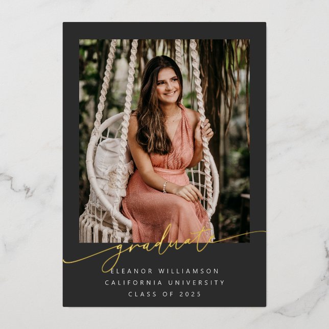 Invitation En Aluminium Elégant Gold Black Script superposition photo Grad (Recto)