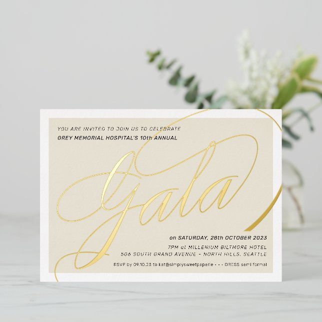 Invitation En Aluminium FONDEMENT GALA élégante calligraphie ivoire or Pou (Debout devant)