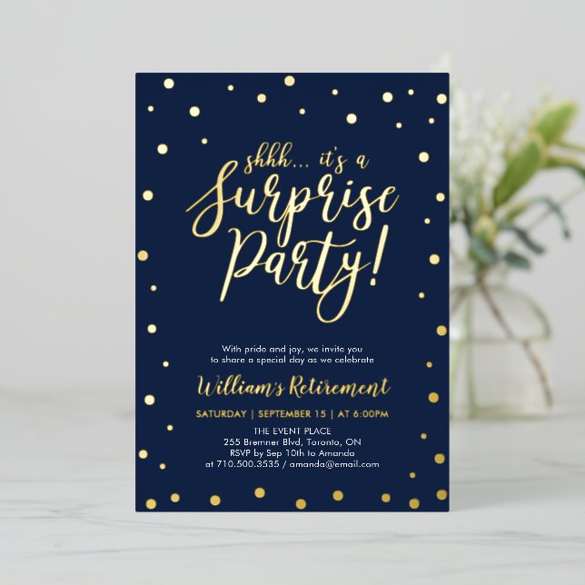 Invitation En Aluminium Gold Navy Blue Confetti Surprise Retraite Party (Debout devant)
