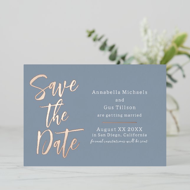 Invitation En Aluminium Grandes polices modernes sur Dusty Blue Enregistre (Debout devant)