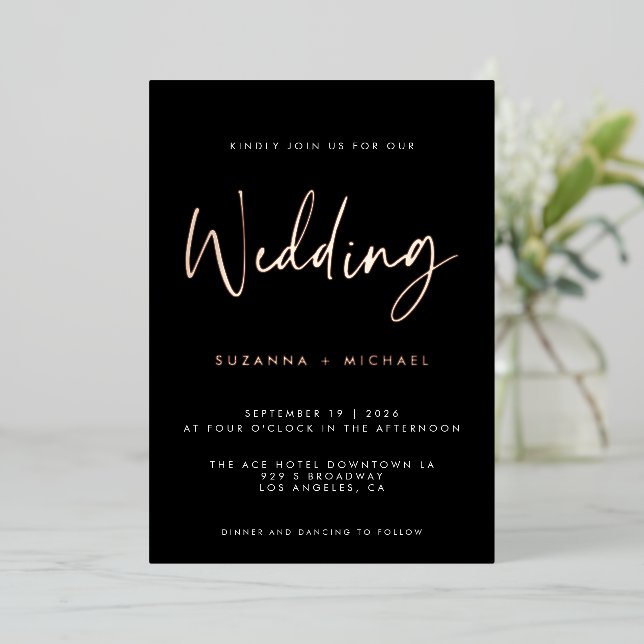 Invitation En Aluminium Noir moderne Calligraphie Script Mariage Or (Debout devant)