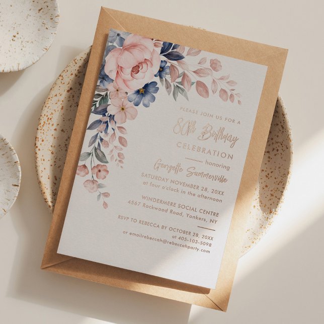Invitation En Aluminium Pink Floral Script 80e fête d'anniversaire (80th Birthday Pink Floral Script Rose Gold Foil Party Invitation)