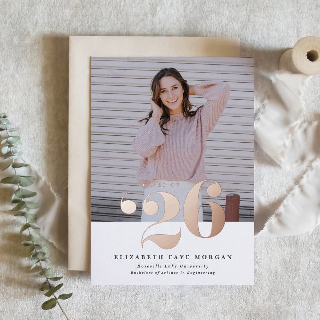 Invitation En Aluminium Promotion 2026 Typographie Photo Remise des diplôm (Customizable rose gold foil class of 2026 graduation invitation featuring bold typography. )