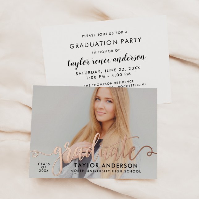 Invitation En Aluminium Rose diplômé Gold Moderne Script Graduation Photo (Créateur téléchargé)