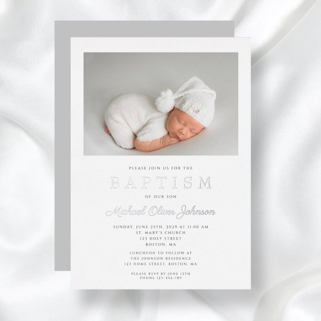 Invitation En Aluminium Script argent moderne Gris photo garçon Baptême (Silver Script Modern Gray Photo Boy Baptism Foil Invitation)