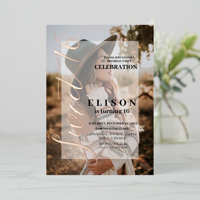 Invitation En Aluminium Script moderne élégant Jeune 2 Photo Sweet 16 (Debout devant)