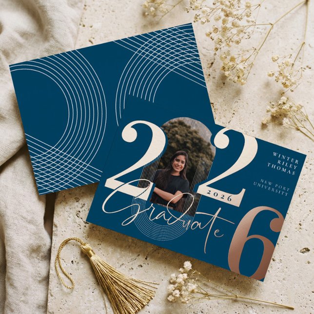 Invitation En Aluminium Script Moderne Graduate 2025 Arch Concentric Photo (Modern Graduate Script 2026 Concentric Arch Photo Foil Invitation)
