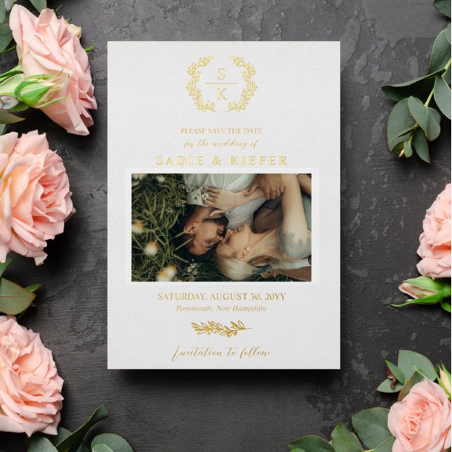 Invitation En Aluminium Typographie Or Laurel Wreath Monogramme Photo (Créateur téléchargé)