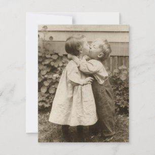 Invitation Enfants d'antan s'embrassant dans un jardin, date