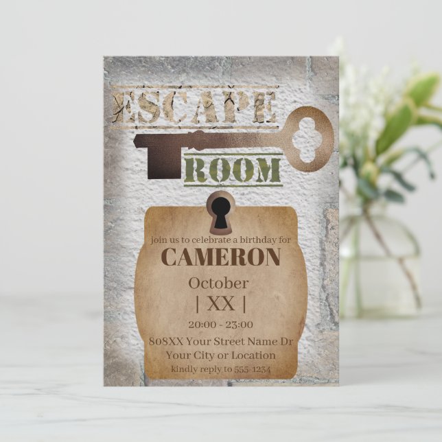 Invitation Escape Room Party Verrouillage et clé béton et bri (Debout devant)