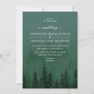 Invitation Evergreens dans la forêt de Foggy dans le vert fon