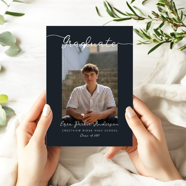 Invitation Faire annonce de remise de diplôme bleu foncé avec (Modern dark blue photo grad announcement card)