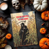 Faucheuse marchant dans un champ de maïs Halloween