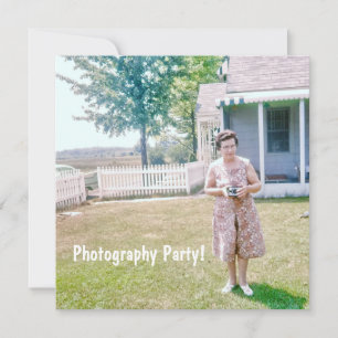 Invitation Femme âgée mignonne tenant une vieille caméra