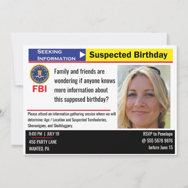 Invitation Femme Amusante Anniversaire Suspect À La Recherche (Devant)