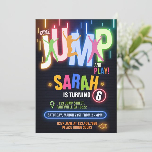 Invitation Fête d'anniversaire de Neon Trampoline Bounce (Debout devant)