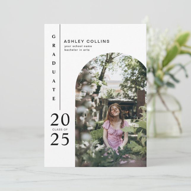 Invitation Fête de graduation de l'arc noir et blanc moderne (Debout devant)