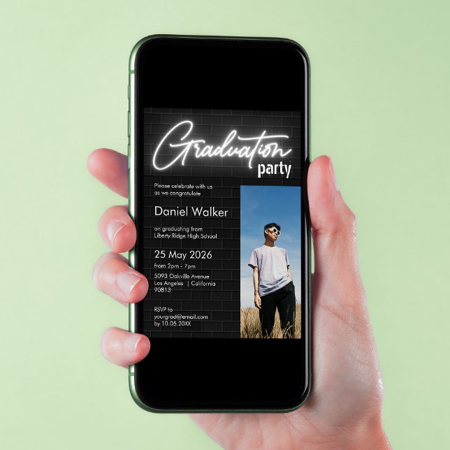 Invitation Fête de graduation photo murale en noir et blanc (Créateur téléchargé)