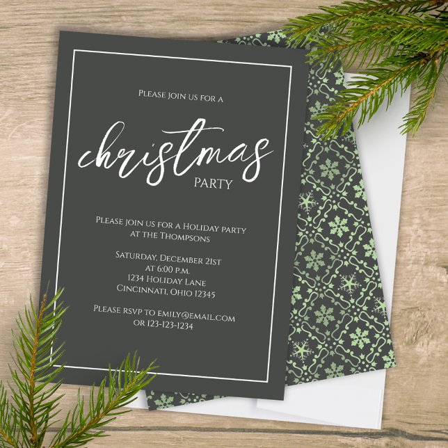Invitation Fête de Noël Élégant Flocon de neige vert moderne (Simple green snowflake Christmas party invitation with a grey background. )