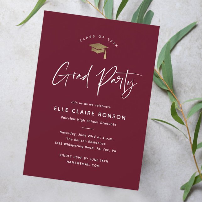 Invitation Fête de remise des diplômes Simple Script Marron (Modern script maroon and gold graduation party invitation.)