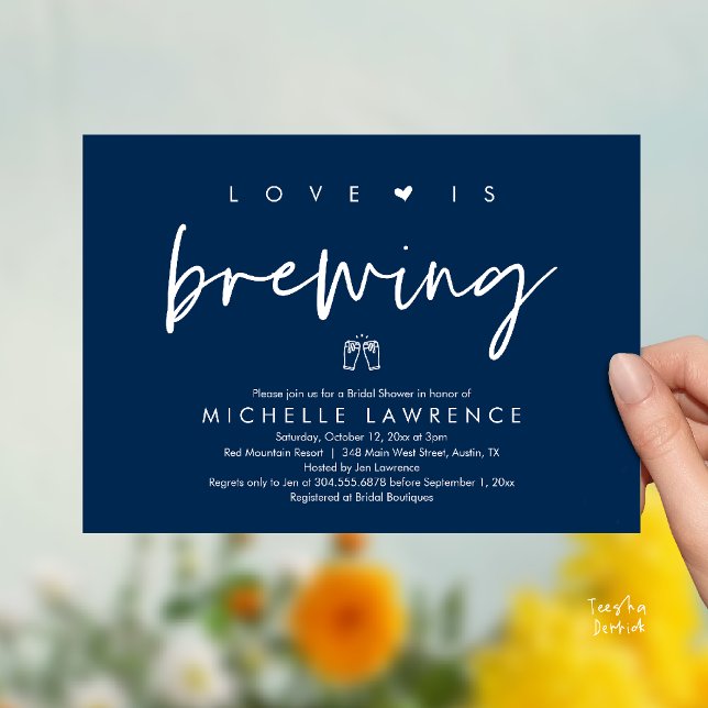 Invitation Fête des mariées de fête de la bière, l'amour bras (Beer Party Bridal Shower, Love is brewing Invitation card modern romance navy blue)